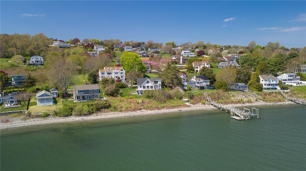 Single Family Residence at 81 Bayside Avenue, Portsmouth, photo 2 of 39