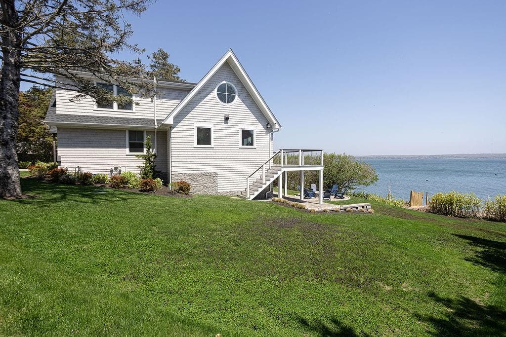 Single Family Residence at 81 Bayside Avenue, Portsmouth, photo 24 of 39
