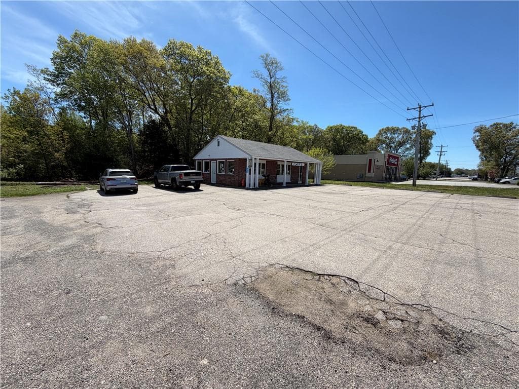 7560 Post Road photo 2