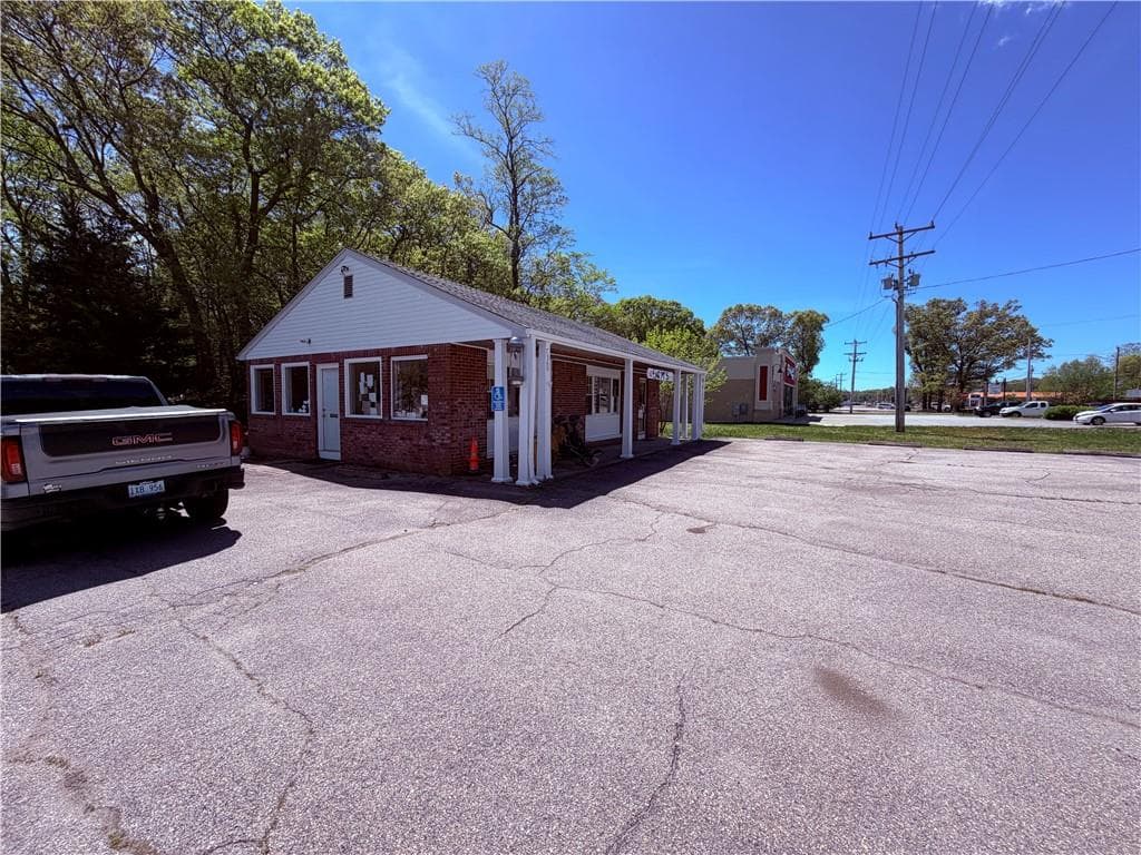 7560 Post Road photo 3