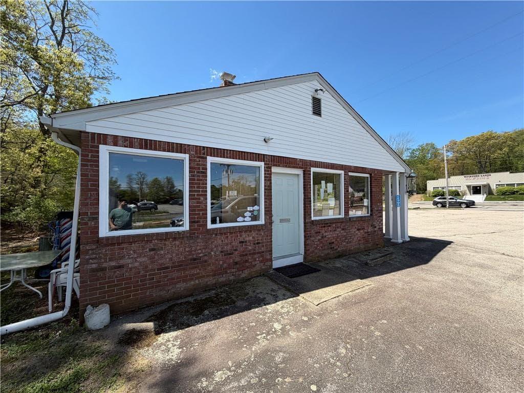 7560 Post Road photo 4