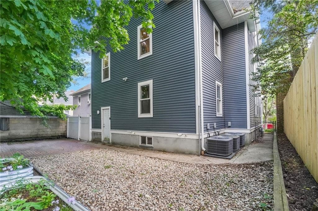 12 University Avenue photo 42