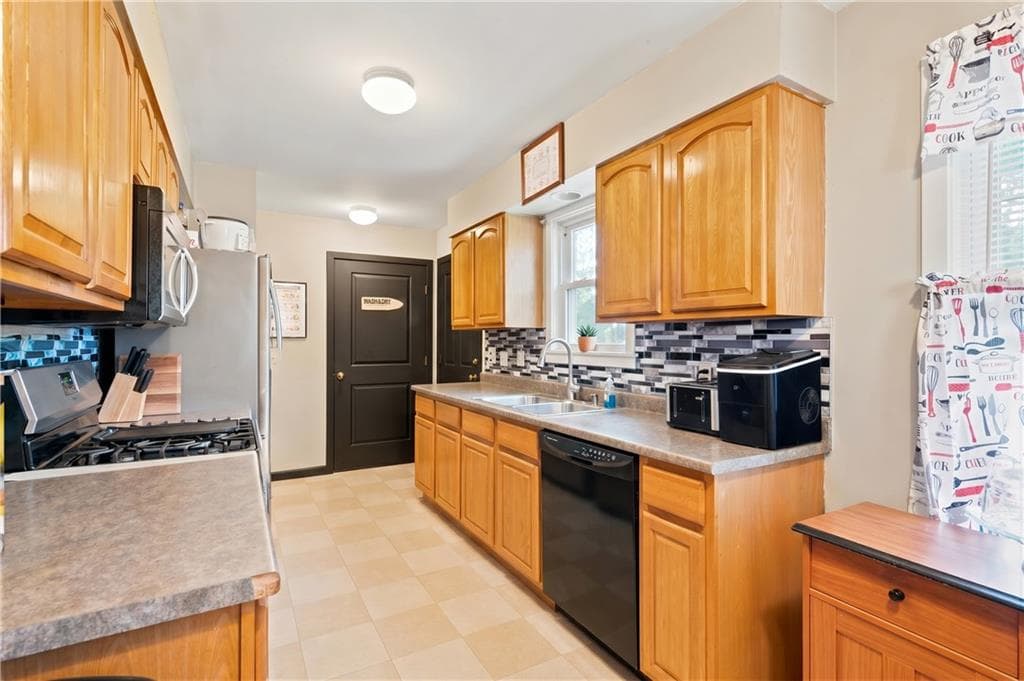 Condominium at 221 Early Street UNIT B, Providence, photo 16 of 23