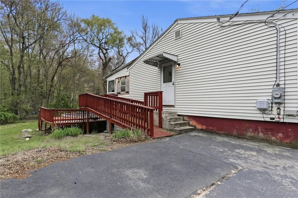 Single Family Residence at 27 Douglas Circle, Smithfield, photo 16 of 20