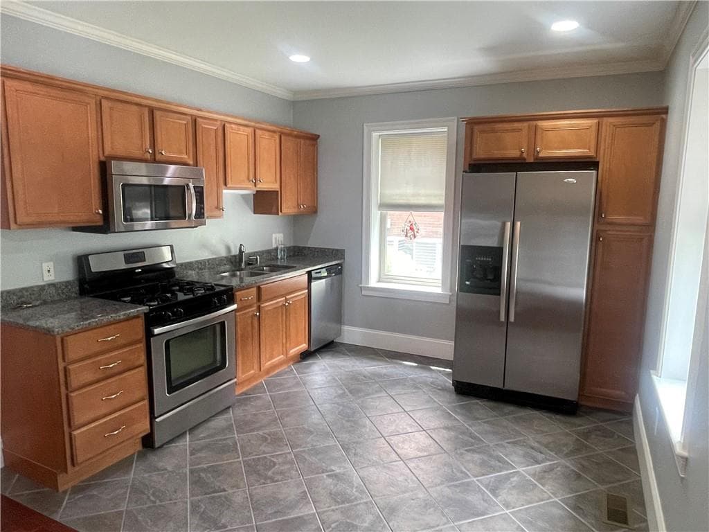 1746 Lonsdale Avenue UNIT A photo 6