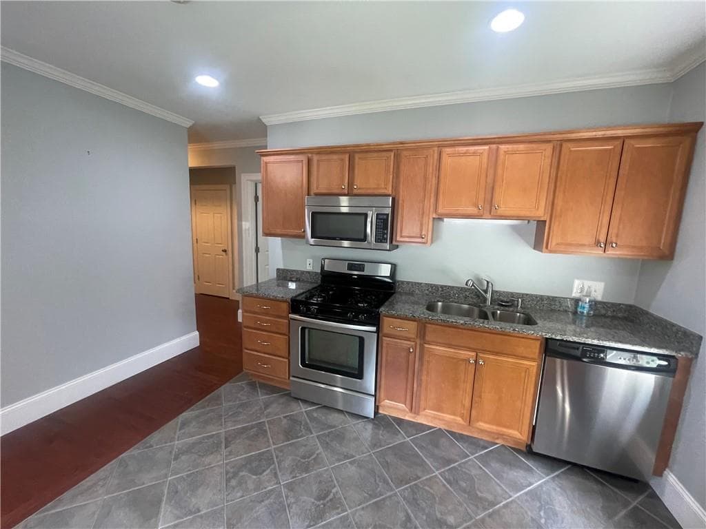 1746 Lonsdale Avenue UNIT A photo 5