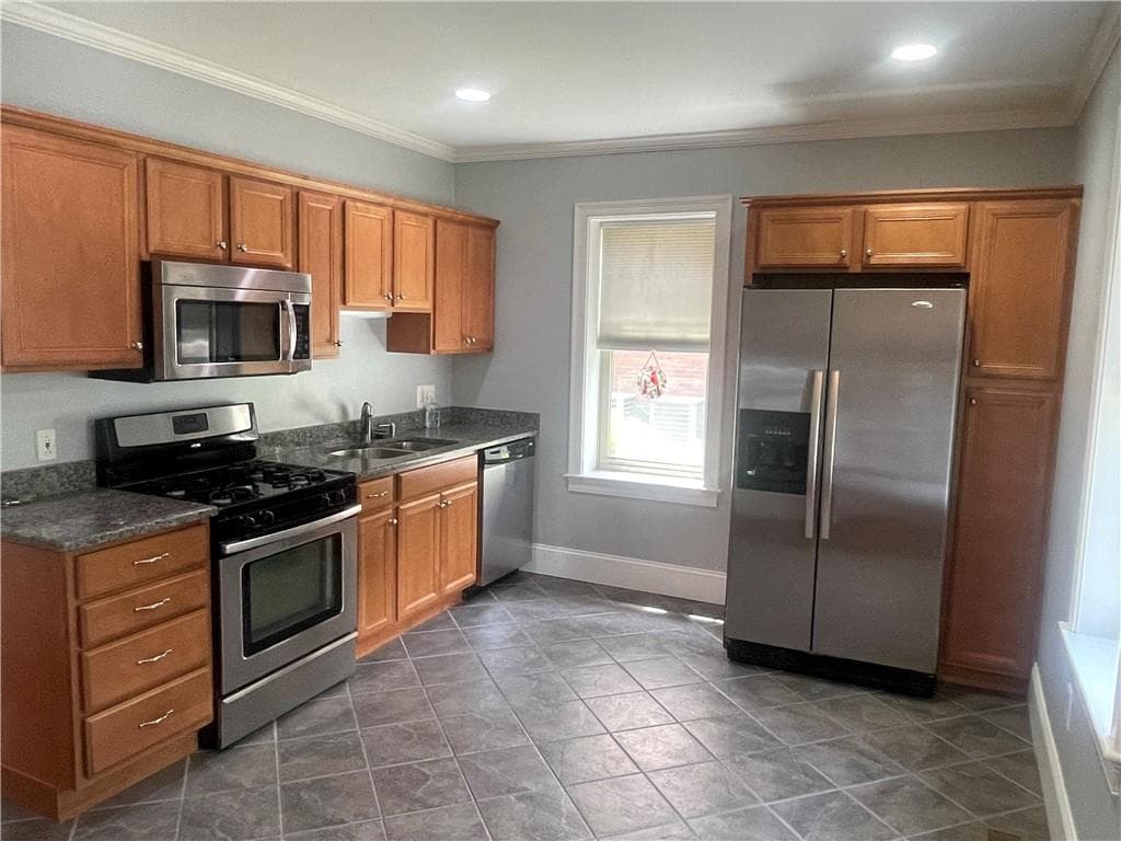 1746 Lonsdale Avenue UNIT A photo 4