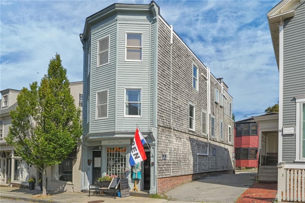 Single Family Residence at 26 Franklin Street, Newport, photo 4 of 41