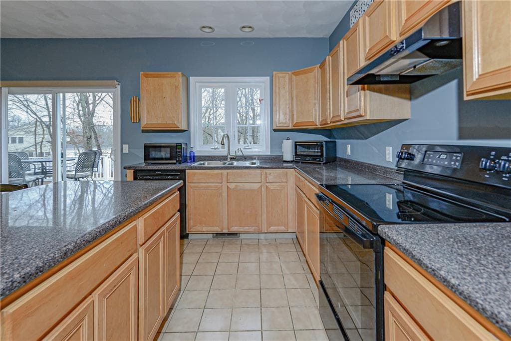 Single Family Residence at 394 Westmoreland Lane, North Kingstown, photo 14 of 43