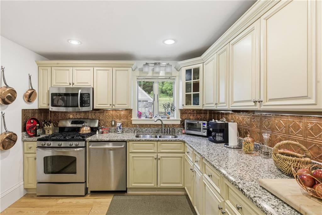 Single Family Residence at 1660 Main Road, Tiverton, photo 13 of 50