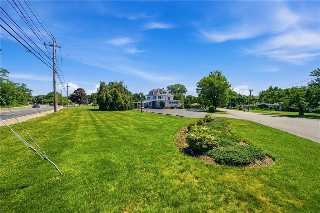 982 Warwick Avenue photo 3