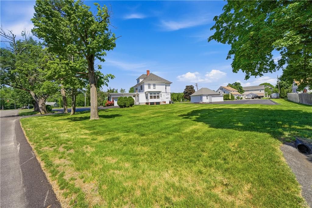 982 Warwick Avenue photo 4