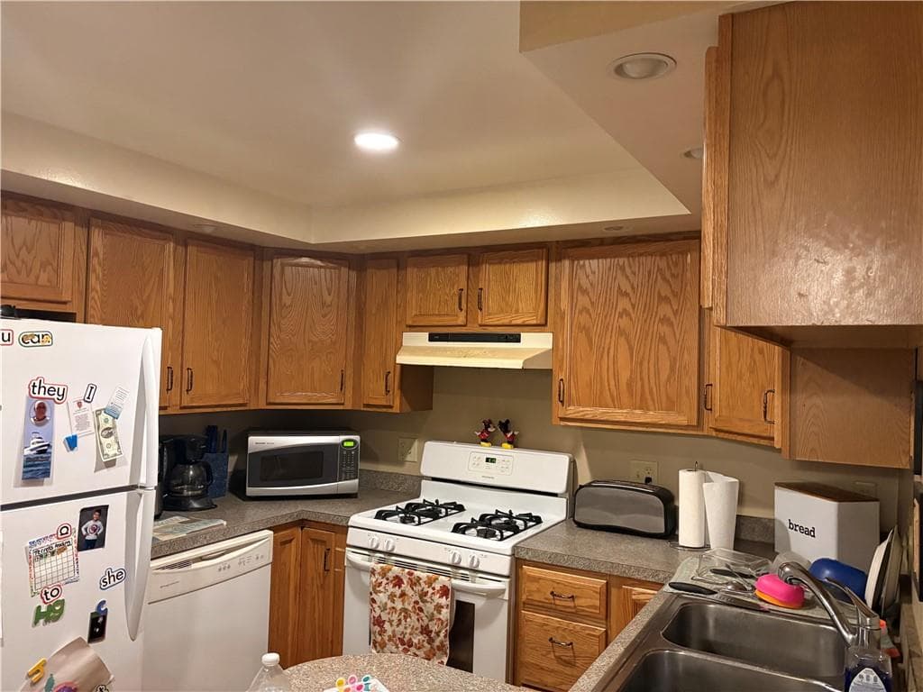 644 Elm Street photo 8