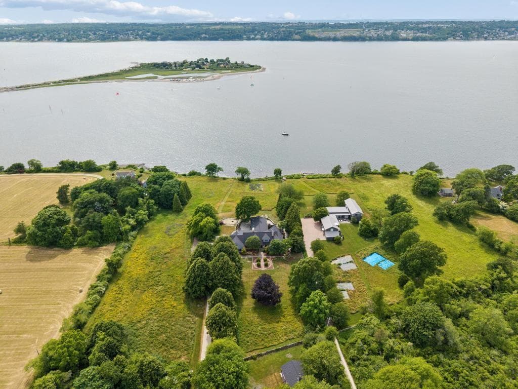 683 Neck Road photo 3