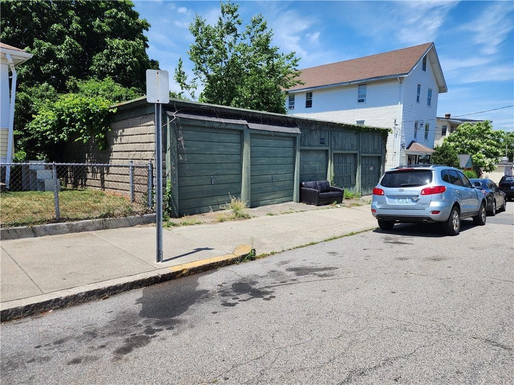 82 Larch Street photo 2
