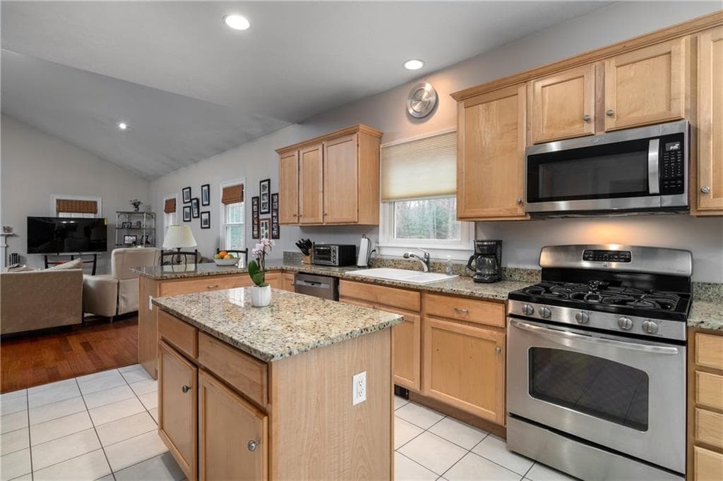 Single Family Residence at 5 Hazelton Lane, South Kingstown, photo 3 of 21