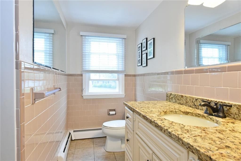 Single Family Residence at 17 Melbourne Drive, Narragansett, photo 16 of 27