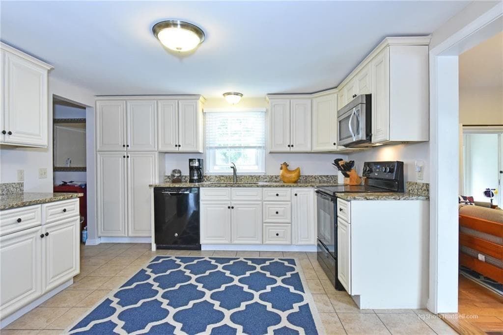 Single Family Residence at 17 Melbourne Drive, Narragansett, photo 5 of 27