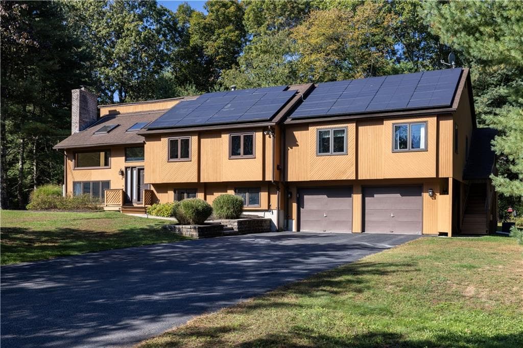 Single Family Residence at 8 Robin Drive, North Kingstown, photo 2 of 50