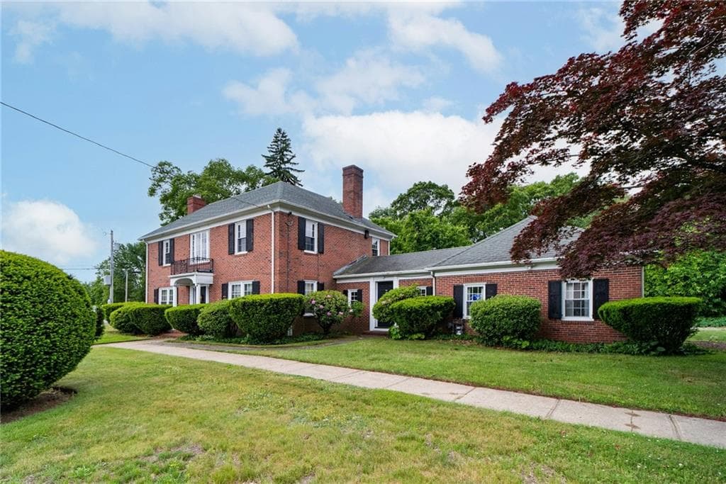 873 Warwick Avenue photo 2