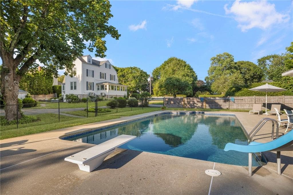 127 Beacon Avenue photo 8