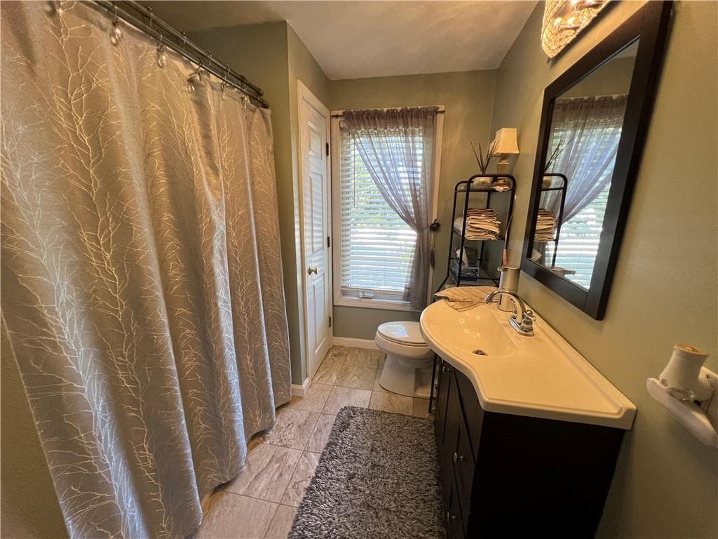 1089 Greenwich Avenue photo 6