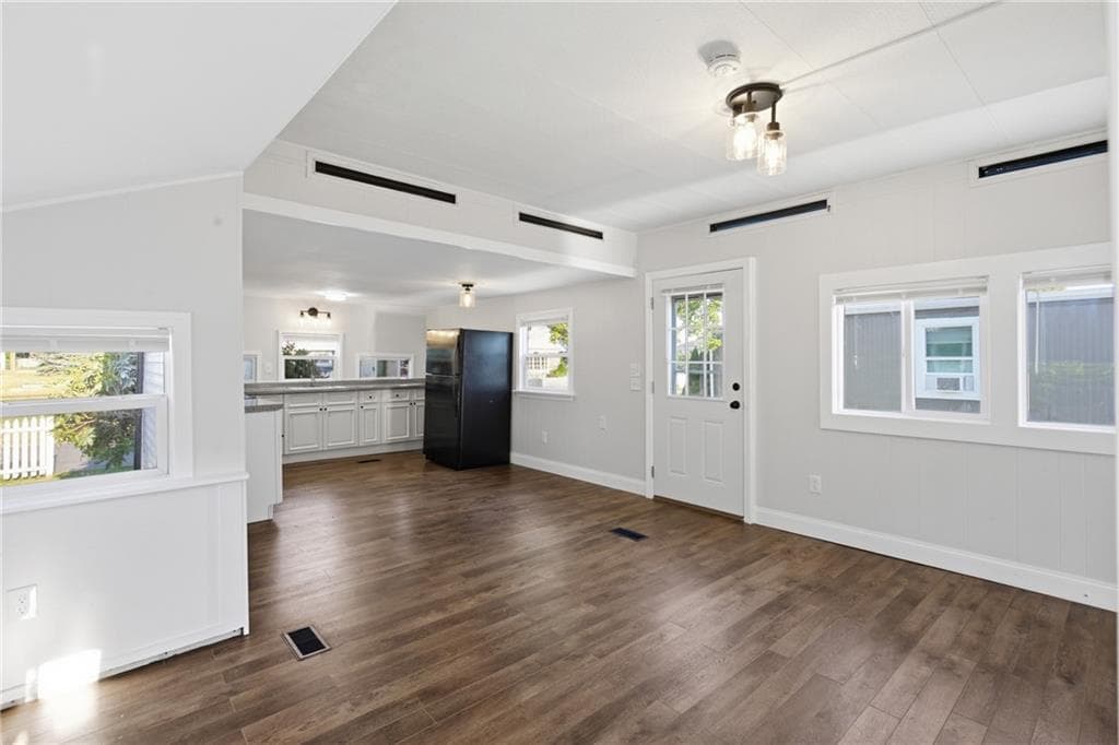 48 Mason Avenue photo 5
