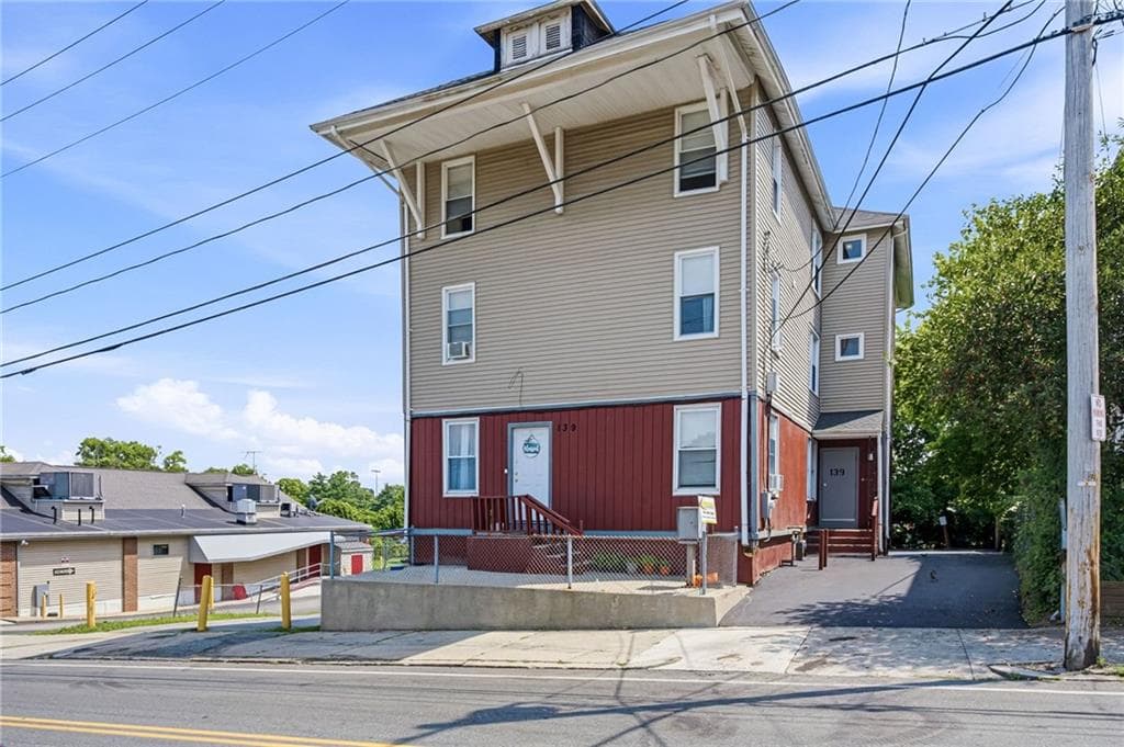 139 E School Street photo 42