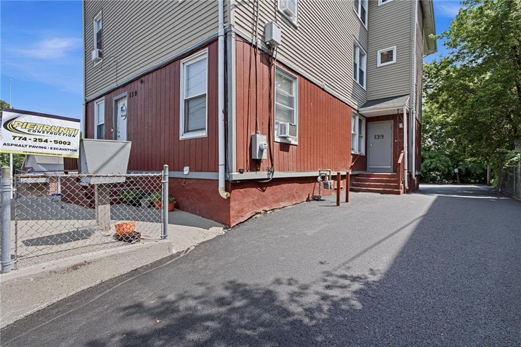 139 E School Street photo 43