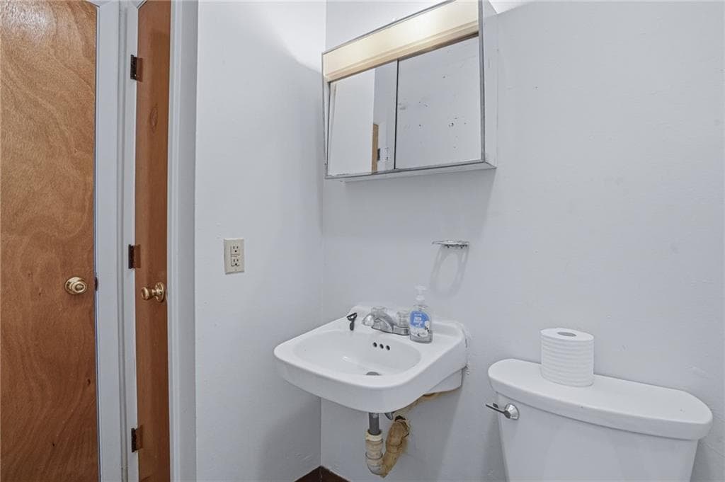139 E School Street photo 16