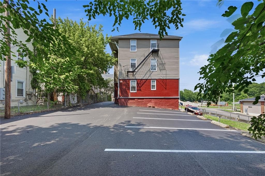 139 E School Street photo 45