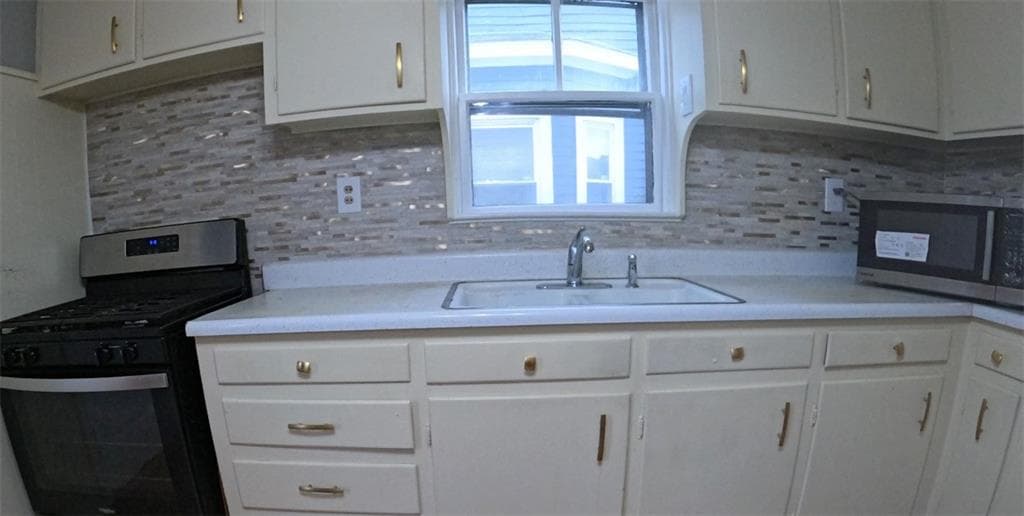 Single Family Residence at 91 Carolina Avenue, Providence, photo 8 of 12