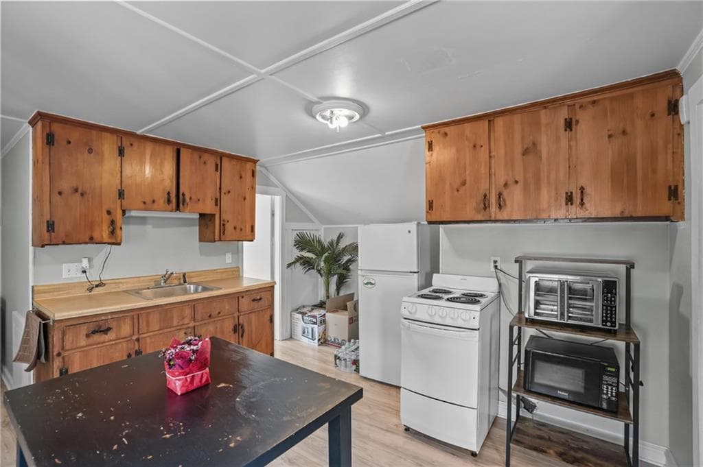 32 Houston Avenue photo 28