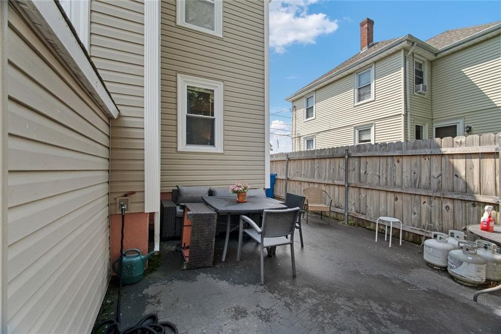 160 Richard Street photo 9