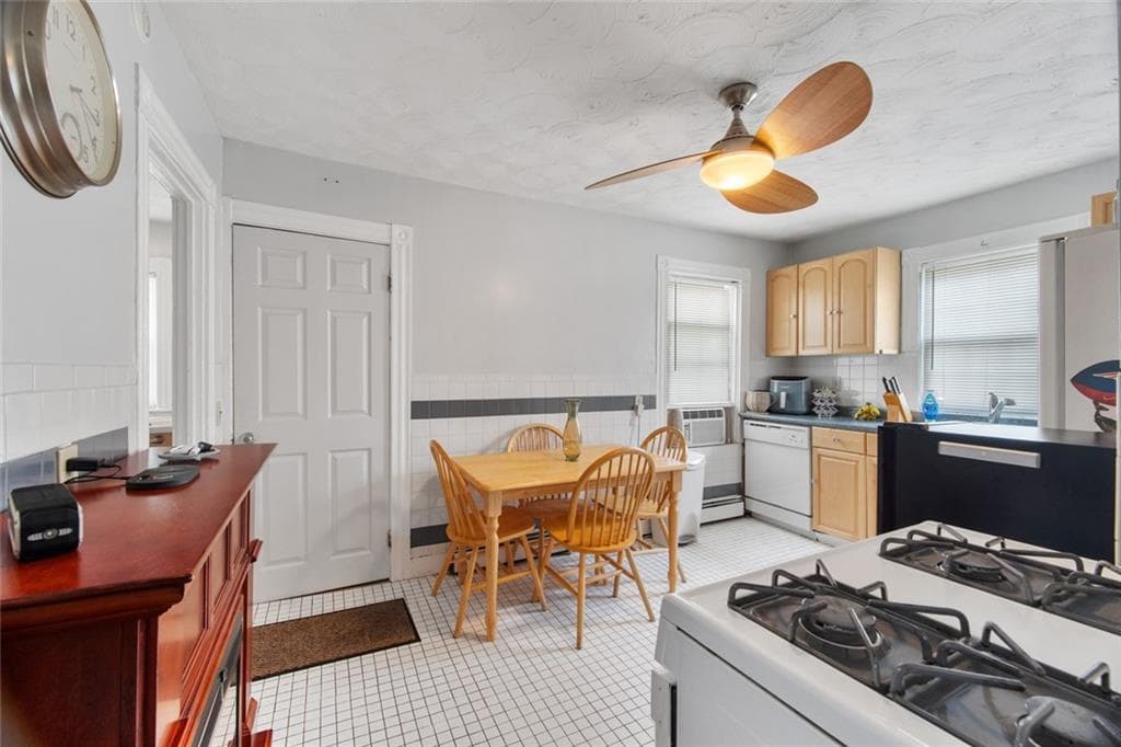 160 Richard Street photo 24