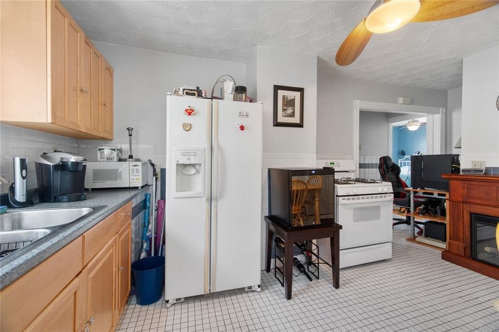 160 Richard Street photo 19