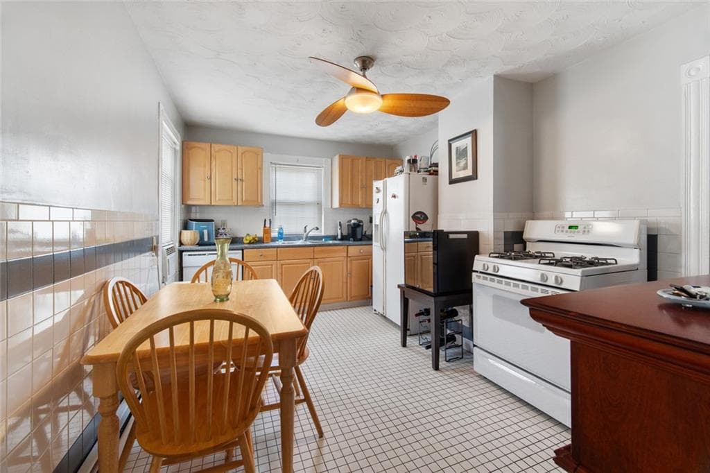 160 Richard Street photo 25