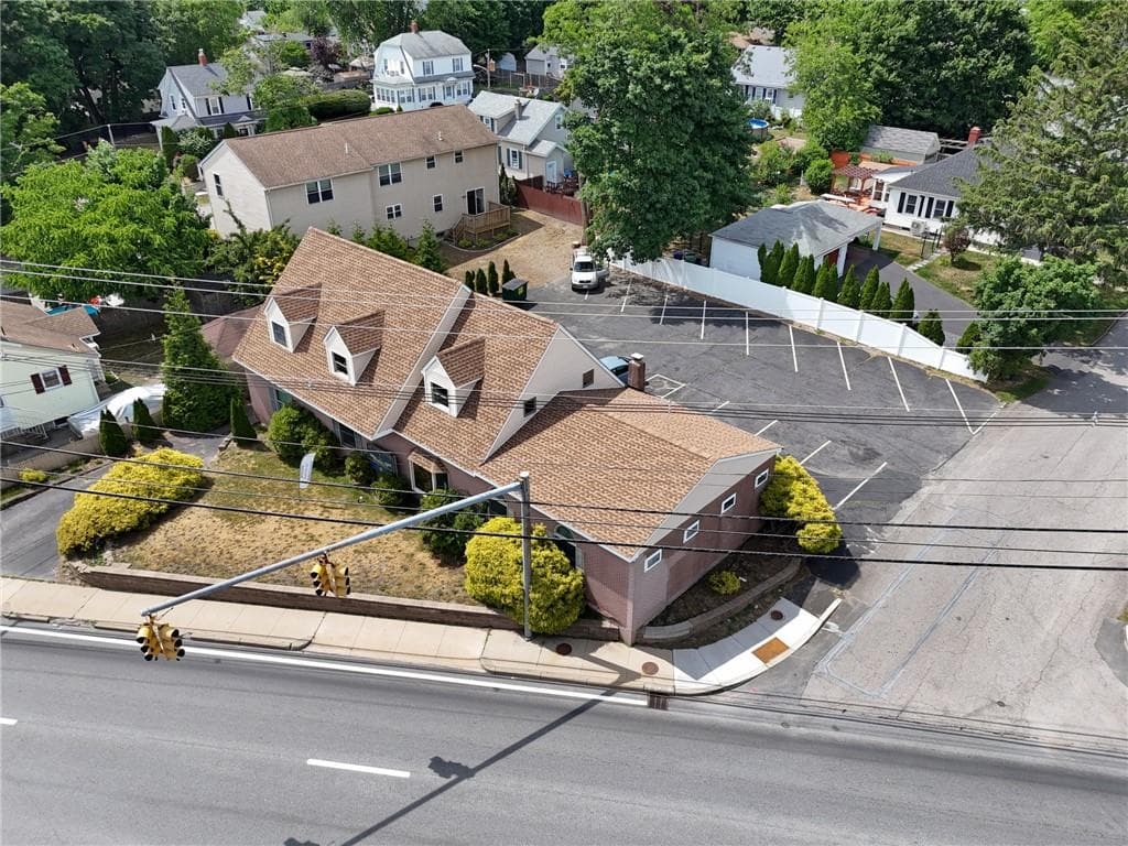 623 Post Road photo 2