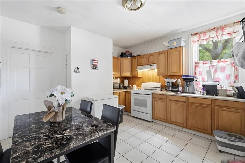 Multi Family at 374 Douglas Avenue, Providence, photo 14 of 23