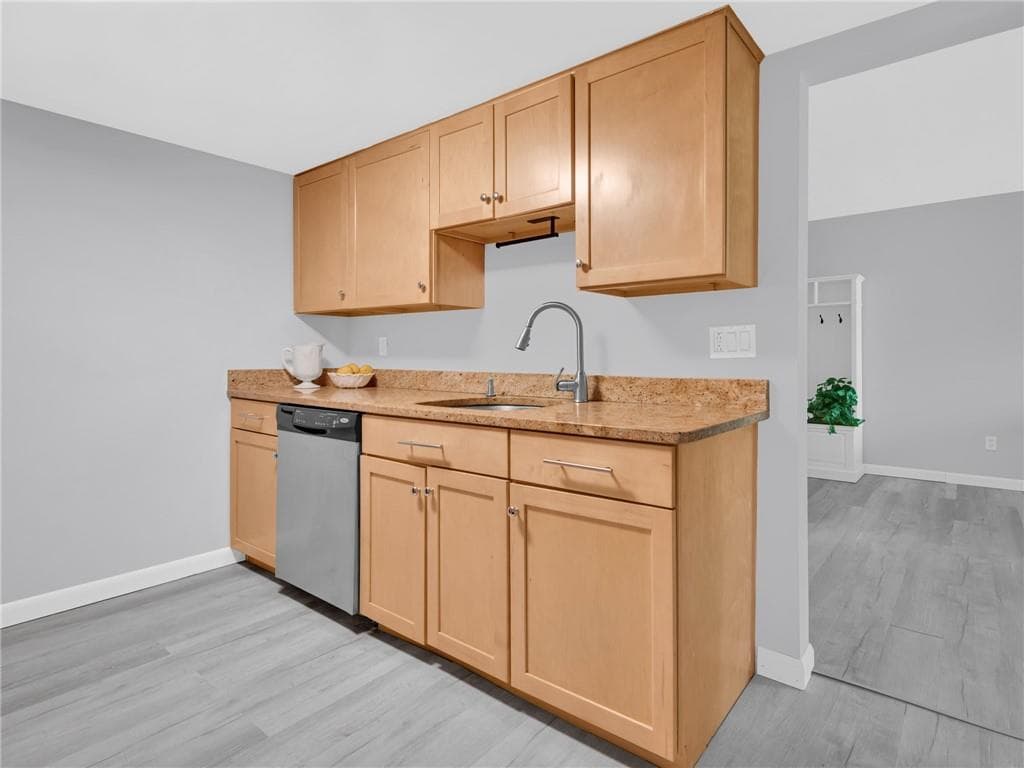 1137 1/2 Hartford Avenue UNIT 5B photo 13