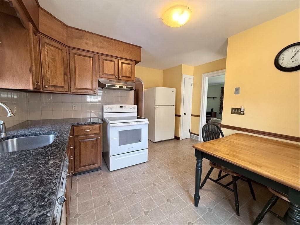 76 Brookdale Boulevard photo 10