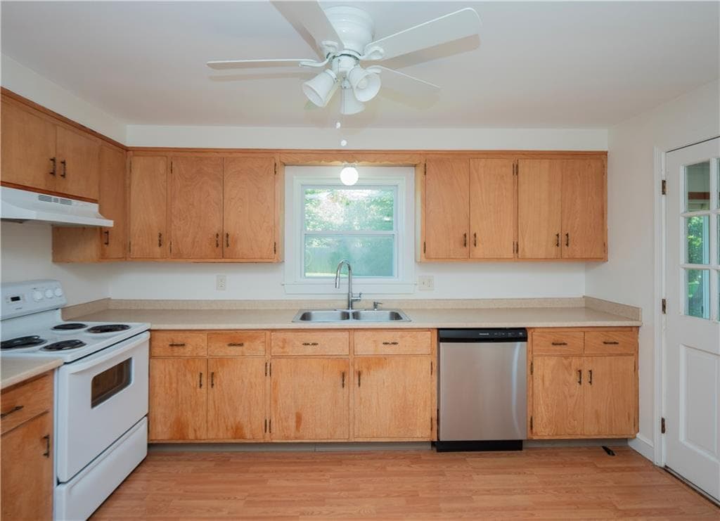 Single Family Residence at 94 Ferreira Terrace, Portsmouth, photo 20 of 50