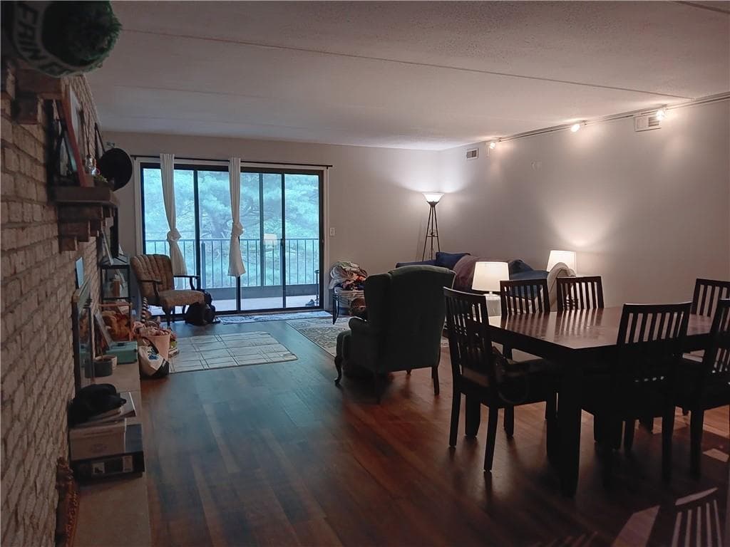 650 East Greenwich Avenue UNIT 3-305 photo 2
