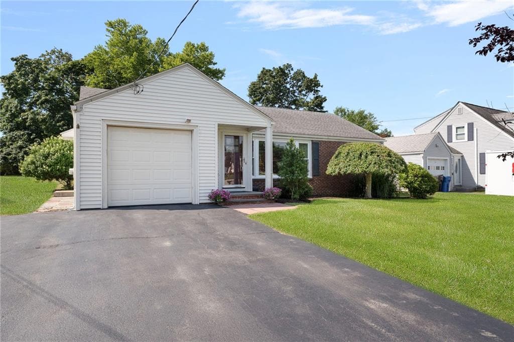 165 Garden City Drive photo 3