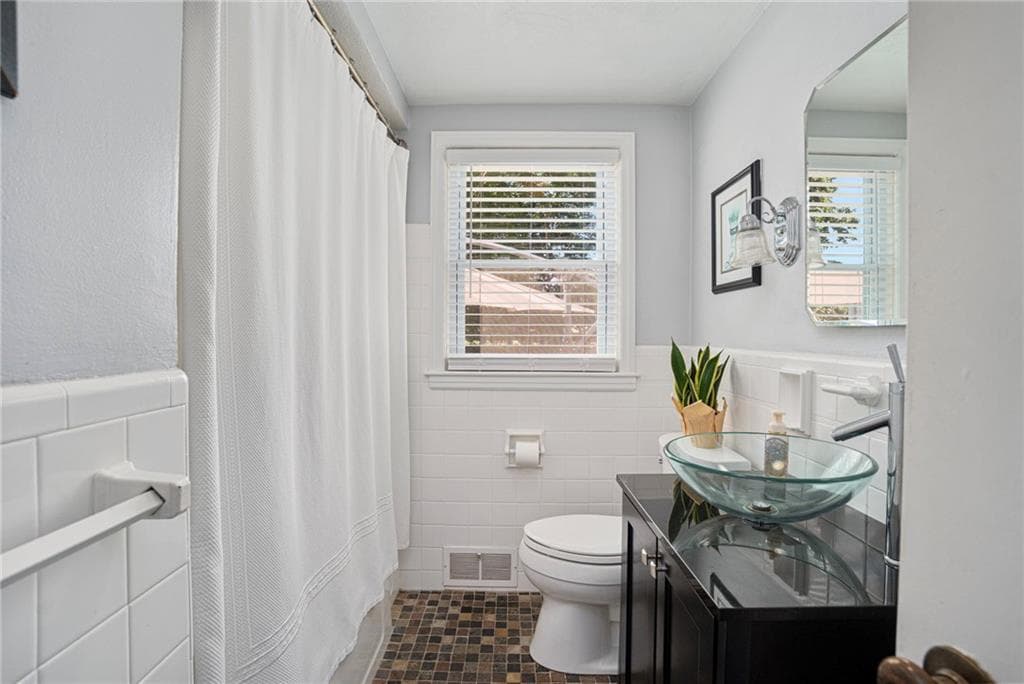 165 Garden City Drive photo 24