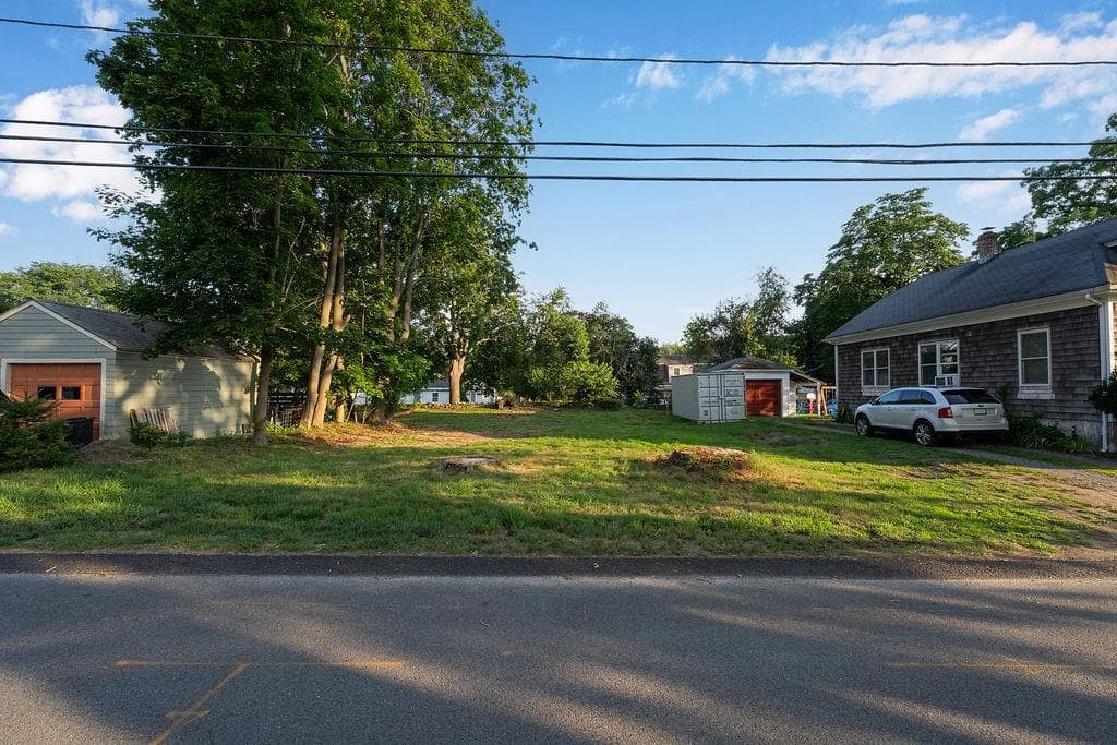 128 Peck Avenue photo 2