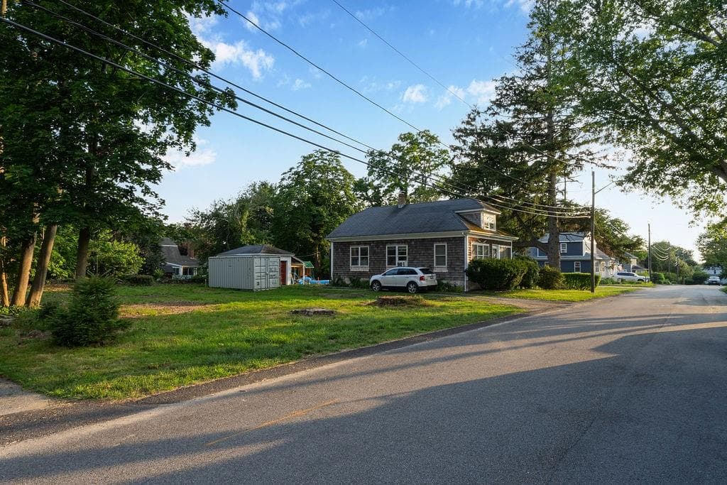 128 Peck Avenue photo 3