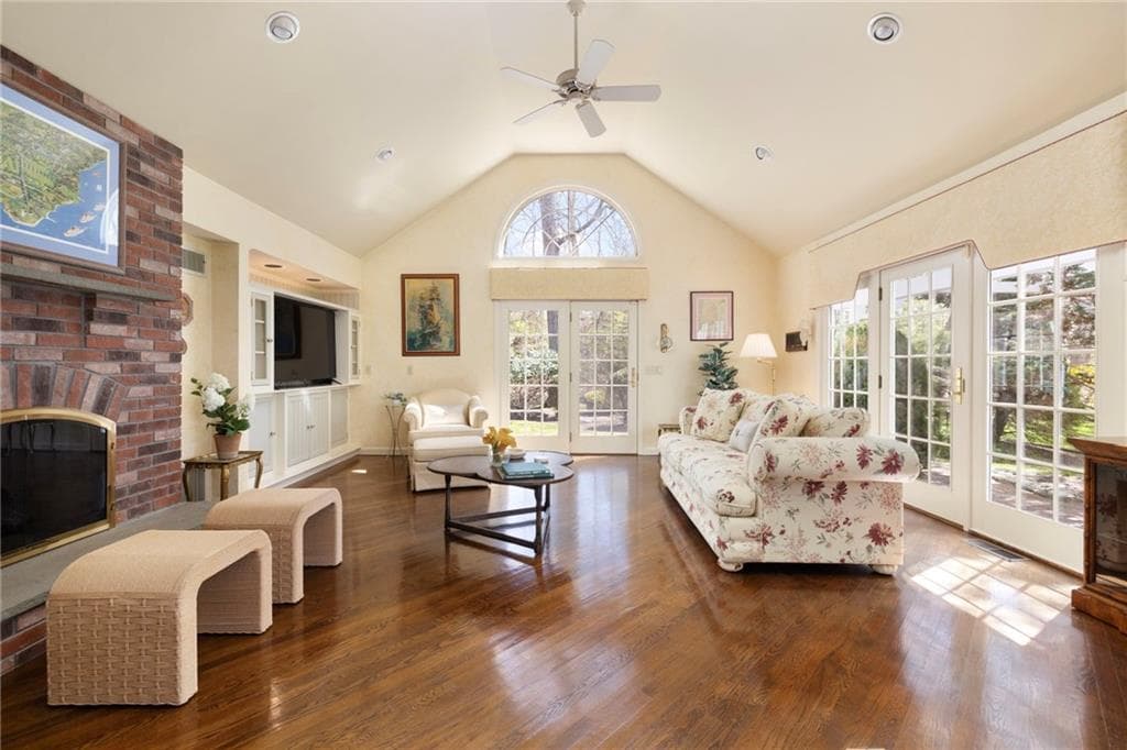 230 Kirby Avenue photo 4