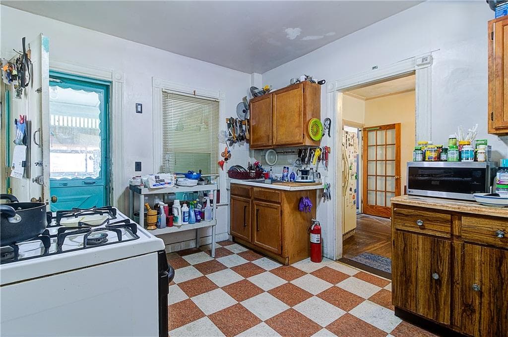 Multi Family at 216 Ocean Street, Providence, photo 8 of 25