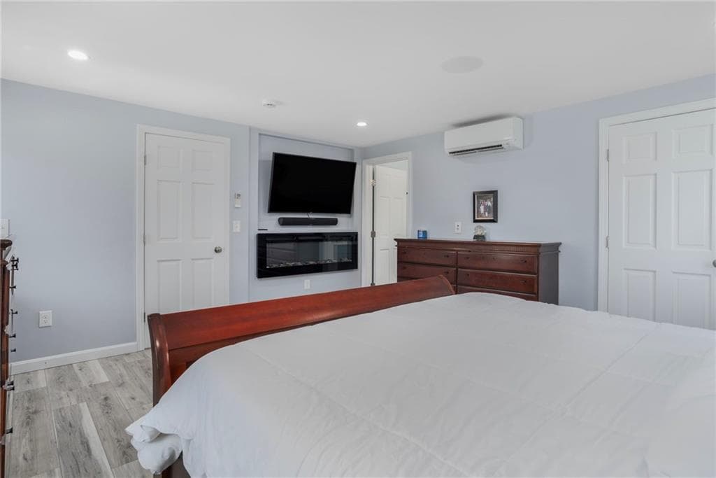 46 Exeter Boulevard photo 16